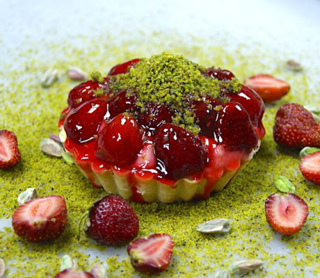 Pastel de Coco con Fresas Silvestres, Pistacho, Albahaca y Crema Floral de Lichi con Lima y Yuzu