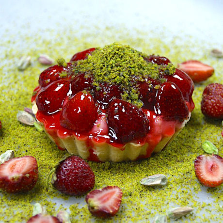 Pastel de Coco con Fresas Silvestres, Pistacho, Albahaca y Crema Floral de Lichi con Lima y Yuzu