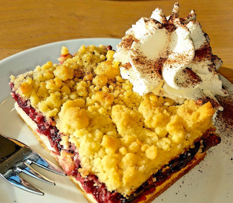 Crumble de Frutos Rojos con Crema Chantilly