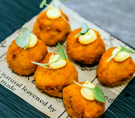 Cazón en Adobo Crujiente con Salsa Ahumada de Curry y Mango