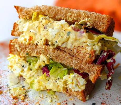 Sandwich de Ensalada de Huevo y Cangrejo