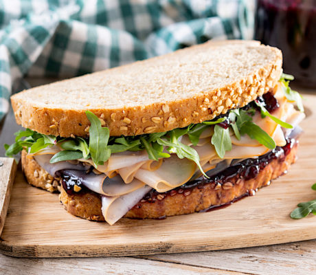 Sándwich de Pavo Braseado con Salsa de Arándanos de Mole con Chipotle