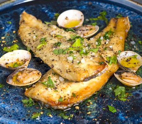 Lubina con Almejas y Vinagreta de su Jugo, Ajo Asado y Vinagre de Albariño