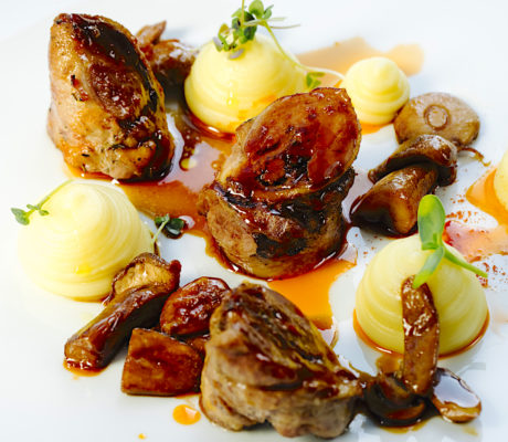 Manitas de Cerdo a Baja Temperatura con Setas y Puré Cremoso