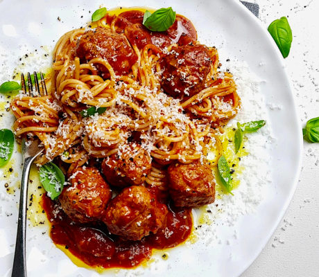 Espaguetis con Albóndigas en Salsa de Tomate