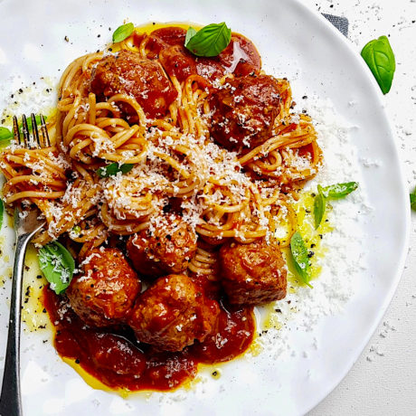 Espaguetis con Albóndigas en Salsa de Tomate