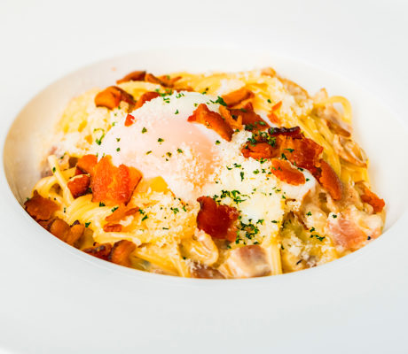 Pasta Versión Carbonara con Flor de Huevo