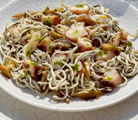 Gulas con Pulpo y Portobello al Ajillo con Aceite Verde
