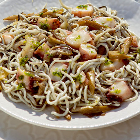 Gulas con Pulpo y Portobello al Ajillo con Aceite Verde