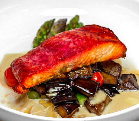 Salmón Remolacha con Berenjena y Crema de Alcachofas Ibéricas
