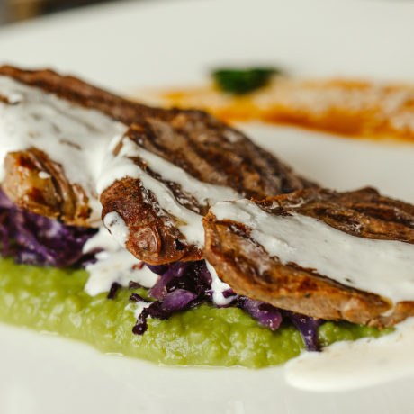 Berenjena con Crema ligera de Cabrales a la Miel con Lombarda y Guacamole Verde