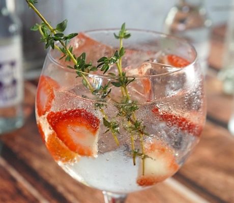 Gin Tonic de Tomillo y Fresas