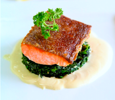 Salmón sobre Espinacas y Crema suave de Coliflor y Almendra