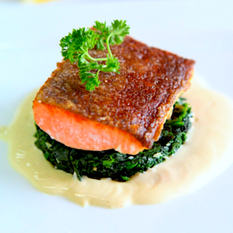 Salmón sobre Espinacas y Crema suave de Coliflor y Almendra