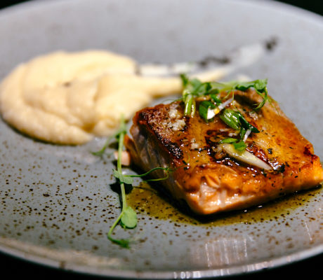 Esturión Lacado con Puré de Coliflor y Lemon Grass