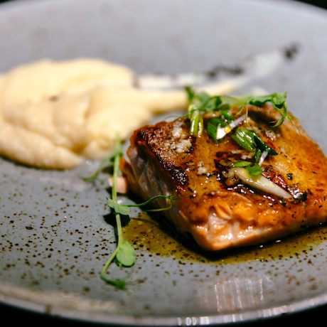 Esturión Lacado con Puré de Coliflor y Lemon Grass
