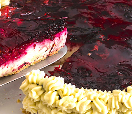 Tarta de Queso a la Vainilla con Frutos Rojos y Galleta de Castaña