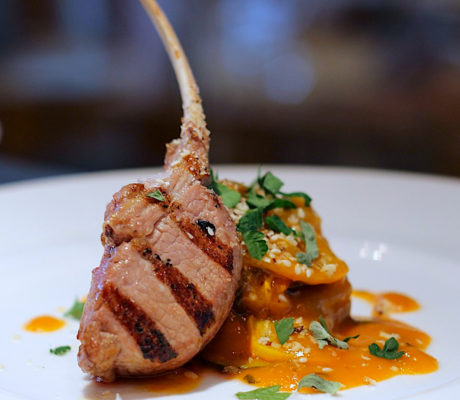 Costilla de Cordero a la Parrilla con Milhojas de Calabaza y Orejones