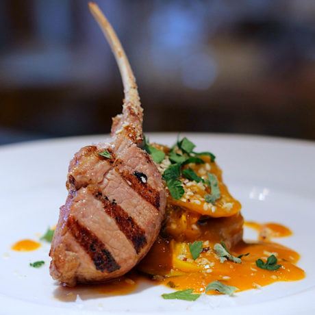 Costilla de Cordero a la Parrilla con Milhojas de Calabaza y Orejones