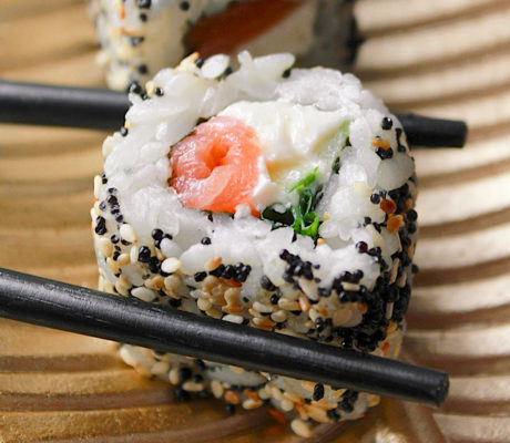 Sushi Uramaki de Salmón con Queso Crema