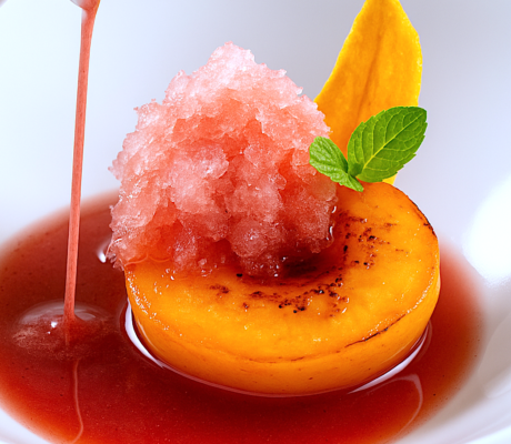 Melocotón Confitado con Granizo de Rosado Hibisco y su Infusión