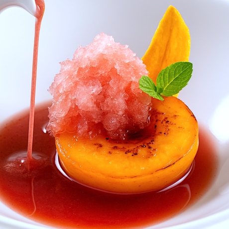 Melocotón Confitado con Granizo de Rosado Hibisco y su Infusión