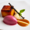 Torrija de Brioche Caramelizada con Helado de Vino Tinto y Crema de Vainilla