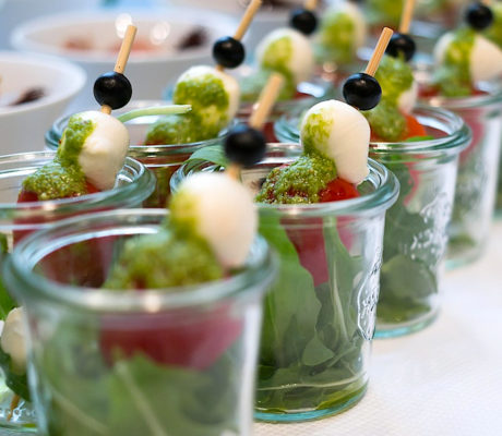 Ensalada en Vaso con Brocheta Caprese y Aceite de Albahaca & Menta