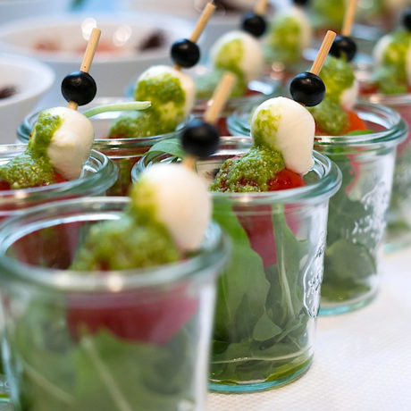 Ensalada en Vaso con Brocheta Caprese y Aceite de Albahaca & Menta