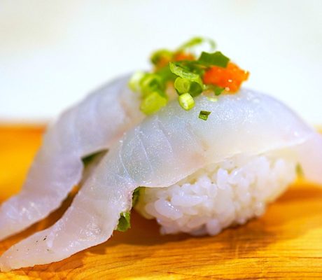 Nigiri de Pescado Blanco con Cebollino y Momiji Oroshi