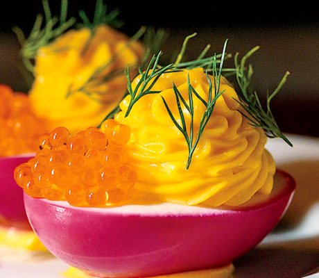 Huevos Rellenos en Escabeche de Remolacha