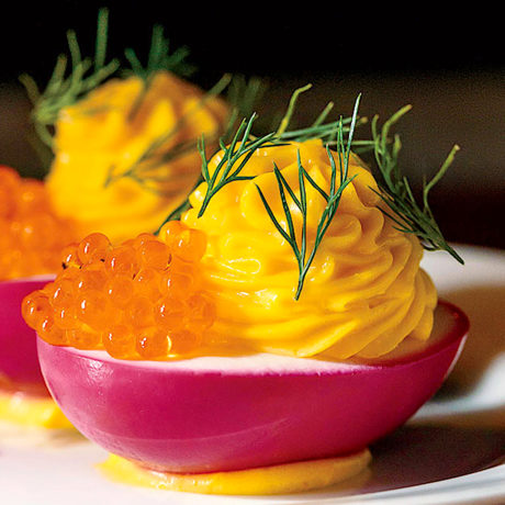 Huevos Rellenos en Escabeche de Remolacha