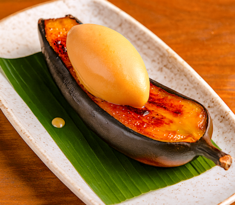 Plátano a la Brasa Caramelizado con Helado de Caramelo Salado
