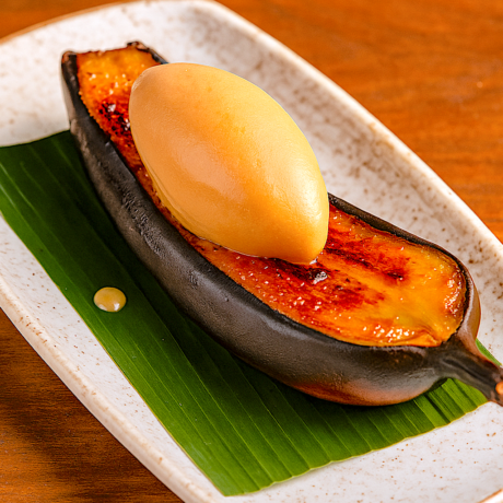 Plátano a la Brasa Caramelizado con Helado de Caramelo Salado