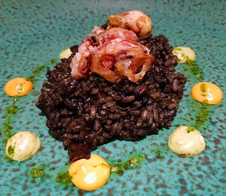 Arroz Negro con Chipirones, Bacon y Alioli de Yuzu