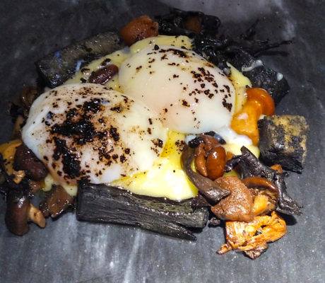 Huevos Ahumados con Carbón de Yuca y Crema Trufada de Patata con Setas