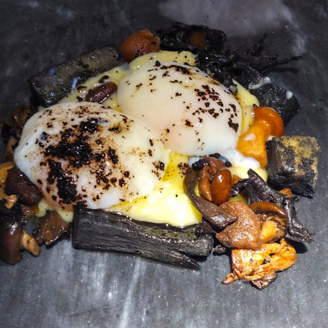 Huevos Ahumados con Carbón de Yuca y Crema Trufada de Patata con Setas