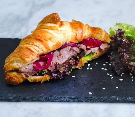 Croissant Relleno de Roast Beef con Encurtidos
