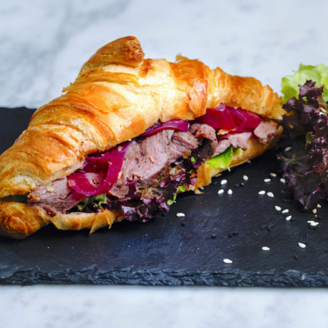 Croissant Relleno de Roast Beef con Encurtidos