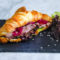 Croissant Relleno de Roast Beef con Encurtidos
