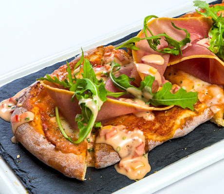 Pizza de Prosciutto con Salsa Rosa especial