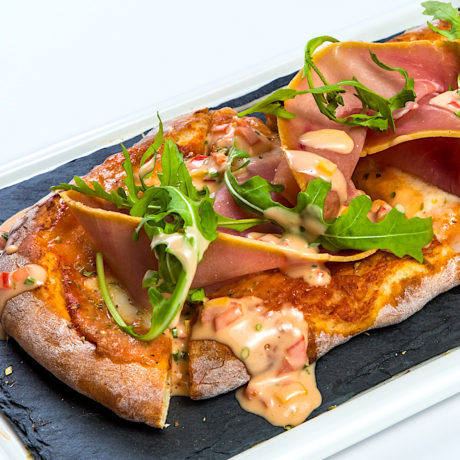 Pizza de Prosciutto con Salsa Rosa especial