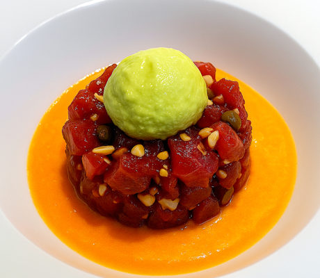Tartar de Atún Rojo sobre Salmorejo de Marisco y Gazpacho de Aguacate con Wasabi