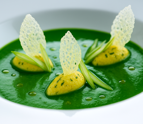 Sopa Esmeralda con Yemas al Estragón y Tejas de Parmesano