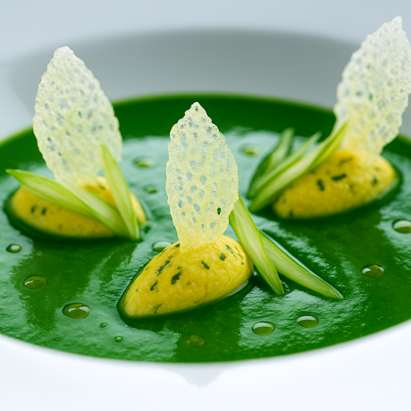 Sopa Esmeralda con Yemas al Estragón y Tejas de Parmesano
