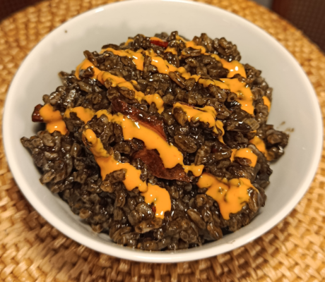 Arroz de Calamares en su Tinta con Mayonesa de Azafrán y Sriracha
