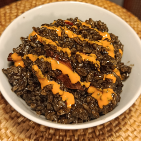 Arroz de Calamares en su Tinta con Mayonesa de Azafrán y Sriracha