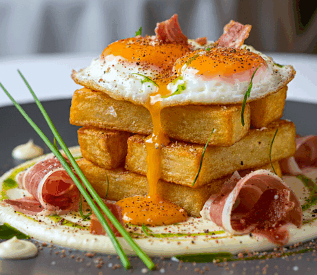 Huevos Rotos con Patatas y Jamón en Texturas