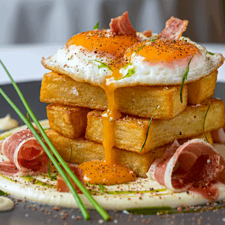 Huevos Rotos con Patatas y Jamón en Texturas