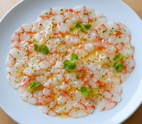 Carpaccio de Gamba Roja con Aceite de Limón y Cebollino Fresco